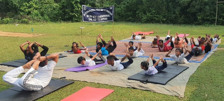 BSF_Tripura's tweet photo. 80 Bn #BSF conducted a yoga session at Anganwadi Bansgram Katlamura, Distt Khowai, #Tripura for the border residents, promoting the benefits of practicing #yoga for a healthy lifestyle. 
 
#yogainspiration 
#IDY2023 
#IDY
 
#FirstLineOfDefence
#GuardiansOfBorder
#NationFirst https://t.co/eBVzrsPKQB
