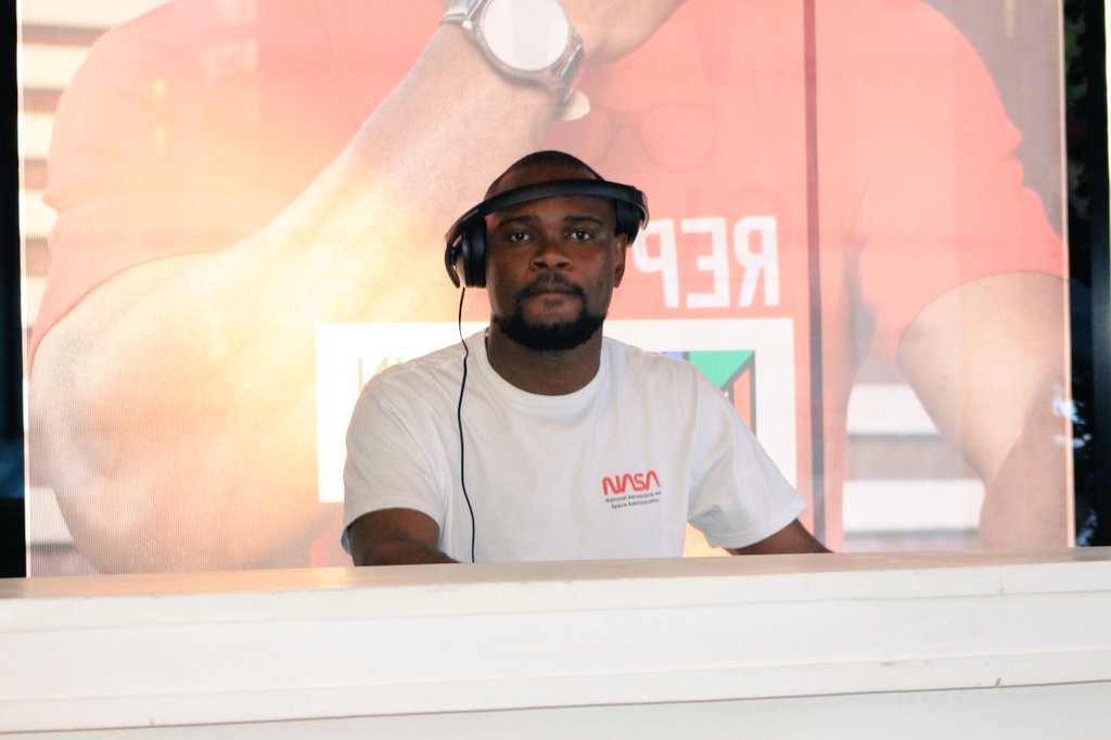 Nyatra11's tweet photo. Weekend recap at Monandee in Newtown. 👷🪵 - @AfroEssentialZA 

For bookings 

Contact: 079 289 9785  / 072 039 7996
✉️ afroessentialsent@yahoo.com https://t.co/EKc8DpDKo8