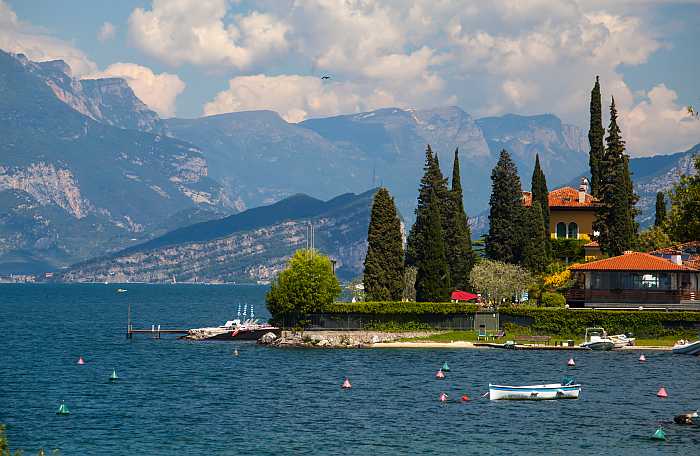 🌞Seeking a remarkable kosher getaway? Look no further than Lake Garda! Explore charming towns, indulge in water sports, and immerse yourself in history. Start planning your unforgettable #KosherVacation today! 🏖️ #LakeGarda #totallyjewishtravel
Read more, tinyurl.com/4um9zm22