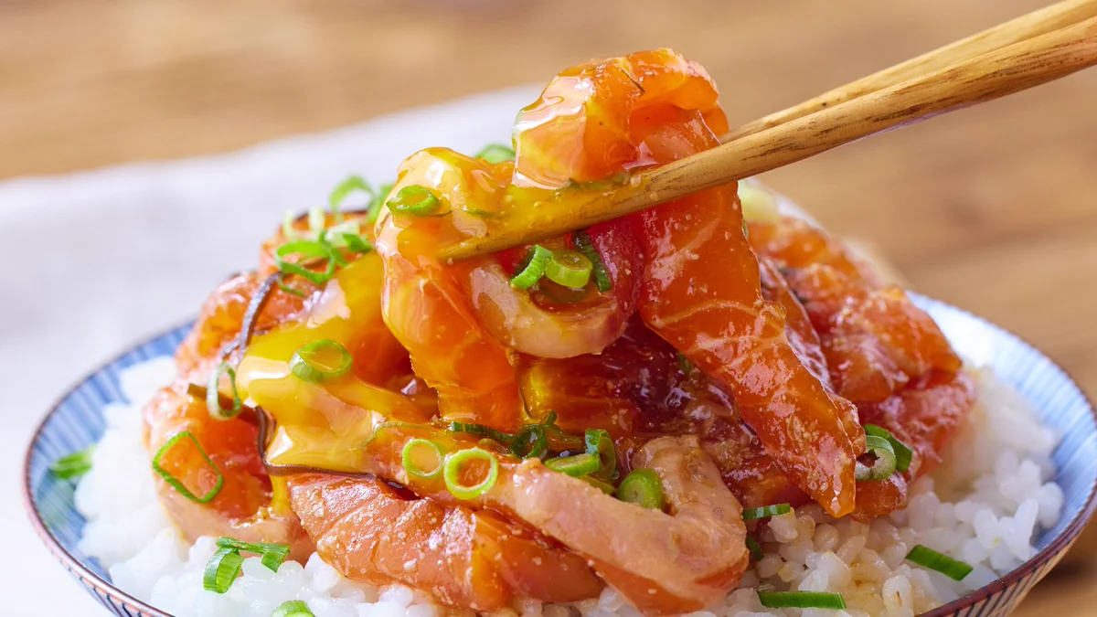 全人類に広まってほしい衝撃の美味しさ『サーモン塩昆布ユッケ丼』