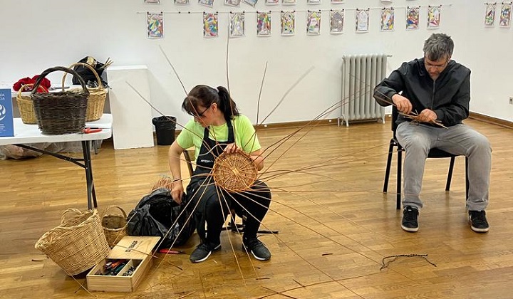 danocerebralgal's tweet photo. Obradoiro de #cestería no #Centrad (Centro de Artesanía e Deseño, #Lugo)!
Unha actividade de lecer na que as persoas usuarias de @AdaceLugo puxeron en práctica habilidades manuais, atención e concentración; fundamentais na #rehabilitación do #danocerebral
https://t.co/gE7UnsMZV1 https://t.co/kNMZtoBb1m