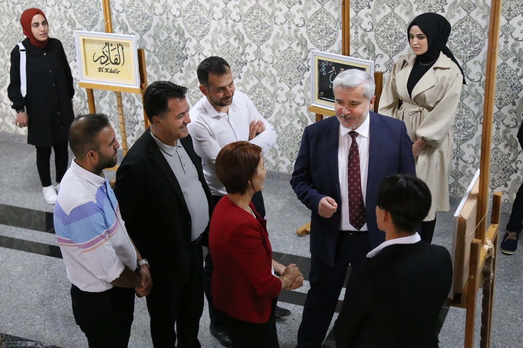 aksarayedutr's tweet image. Hemşirelik Öğrencileri Resim Sergisi Açtı

#Aksaray Üniversitesi (#ASÜ) Sağlık Bilimleri Fakültesi Hemşirelik Bölümü birinci sınıf öğrencilerinin seçmeli dersler kapsamında hazırladığı resimlerden oluşan yılsonu sergisi, sosyal tesisler fuaye alanında düzenlenen törenle açıldı.