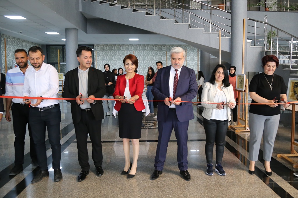 aksarayedutr's tweet image. Hemşirelik Öğrencileri Resim Sergisi Açtı

#Aksaray Üniversitesi (#ASÜ) Sağlık Bilimleri Fakültesi Hemşirelik Bölümü birinci sınıf öğrencilerinin seçmeli dersler kapsamında hazırladığı resimlerden oluşan yılsonu sergisi, sosyal tesisler fuaye alanında düzenlenen törenle açıldı.