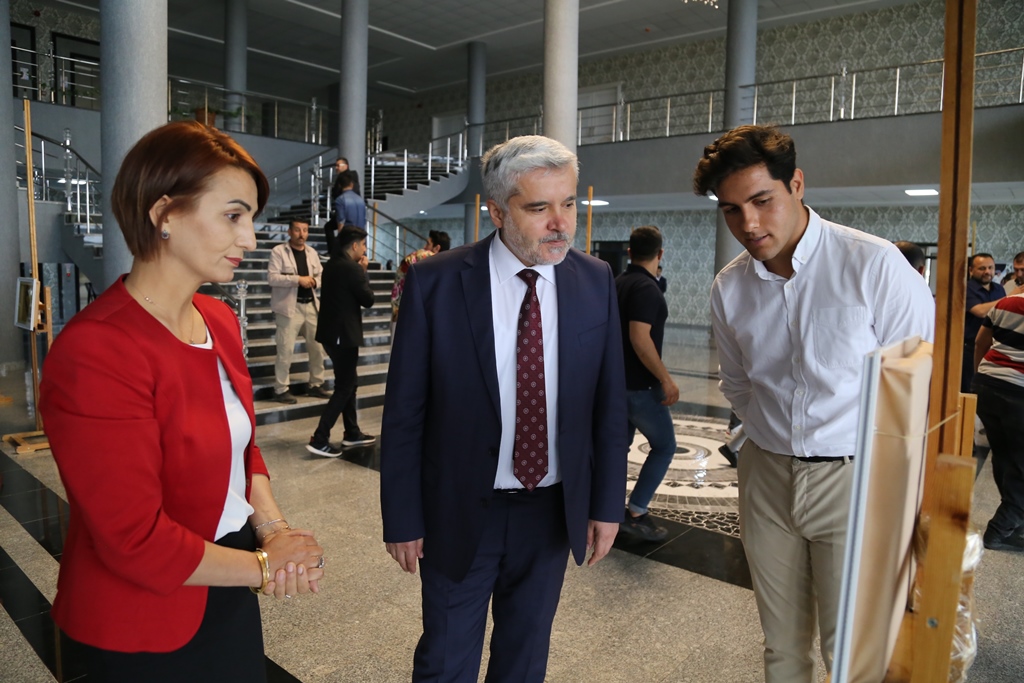 aksarayedutr's tweet image. Hemşirelik Öğrencileri Resim Sergisi Açtı

#Aksaray Üniversitesi (#ASÜ) Sağlık Bilimleri Fakültesi Hemşirelik Bölümü birinci sınıf öğrencilerinin seçmeli dersler kapsamında hazırladığı resimlerden oluşan yılsonu sergisi, sosyal tesisler fuaye alanında düzenlenen törenle açıldı.