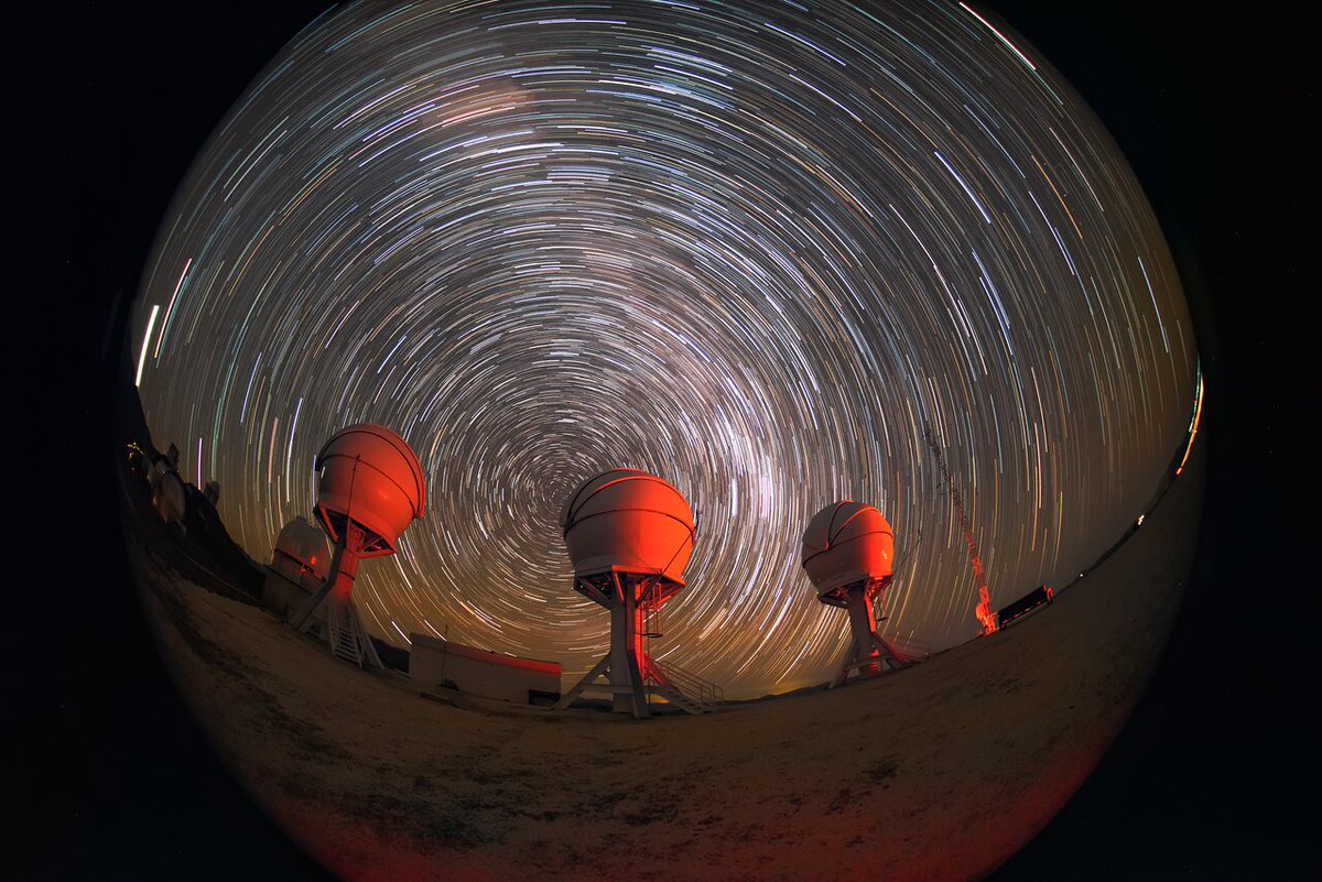 😵‍💫 ¡Esta Imagen de la Semana puede marearte! Es una foto de larga exposición que muestra el movimiento aparente de las estrellas en torno al polo sur celeste. En primer plano vemos los telescopios BlackGEM en nuestro Observatorio La Silla en Chile. 1/

📷 <a href="/zdenek_bardon/">Zdenek Bardon</a> / <a href="/ESO/">ESO</a>