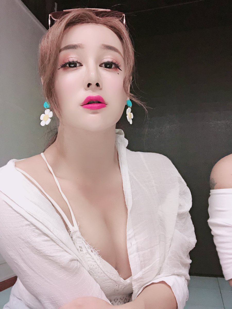 第一次，欢迎哥哥来开发哦🙈

#Ts #伪娘 #男の娘 #黑丝 #骚货 #反差 #cd #sissy #女装大佬 #高跟鞋 #线下可约