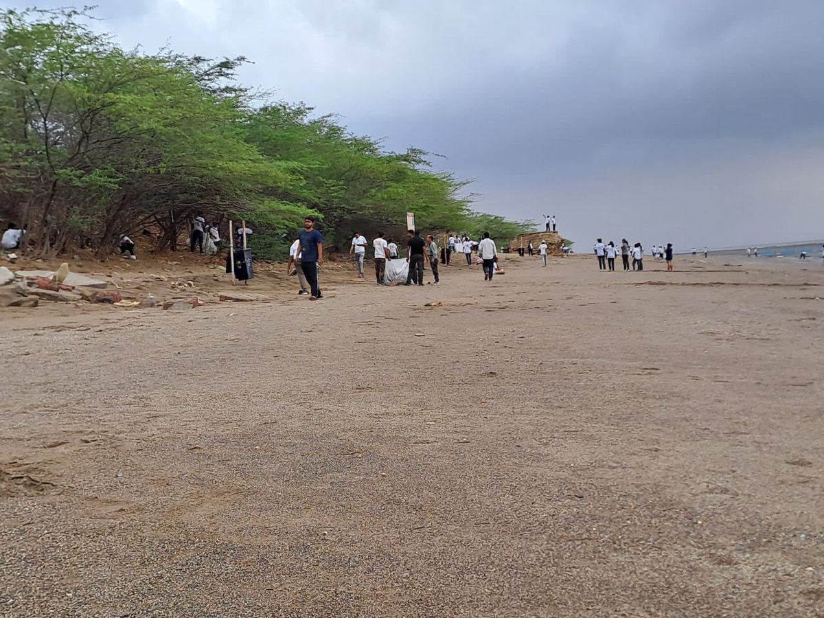 krcscbhavnagar's tweet photo. 04-06-‘23 |#LokVigyanKendraBHAVNAGAR &amp; @gpcb_bhavnagar Jointly Celebrated WorldEnvironmentDay to theme under Beat Plastic Pollution. To organised Beach Cleaning Campaign At. Koliyak &amp; Kuda. 210 #EnvironmentLover Joining this Campaign.

@PMOIndia @CMOGuj @InfoGujcost @mahiti_bvn https://t.co/GDEm7lTlqb