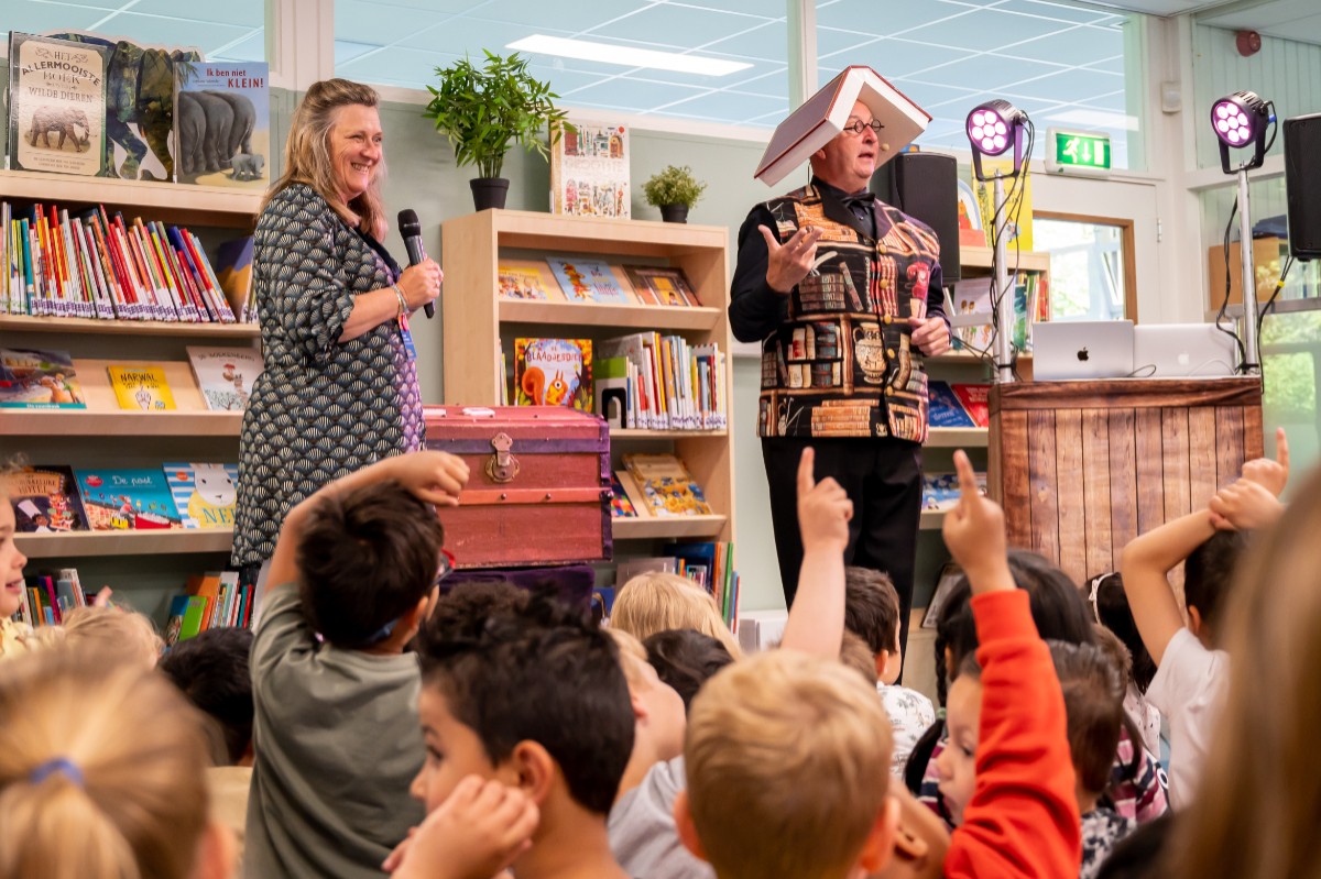 DOK | de bibliotheek van Delft (@dokdelft) on Twitter photo Feest op IKC De Eglantier Voorhof 🎉 Vorige week opende Peet Vermeulen officieel de nieuwste #Vindplaats.
Ism betrokken ouders en leerkrachten is hier een hele fijne plek gemaakt waar leerlingen naar hartelust boeken kunnen lenen én lezen 📚😍
#leesbevordering #lezen #schoolbieb Feest op IKC De Eglantier Voorhof 🎉 Vorige week opende Peet Vermeulen officieel de nieuwste #Vindplaats.
Ism betrokken ouders en leerkrachten is hier een hele fijne plek gemaakt waar leerlingen naar hartelust boeken kunnen lenen én lezen 📚😍
#leesbevordering #lezen #schoolbieb