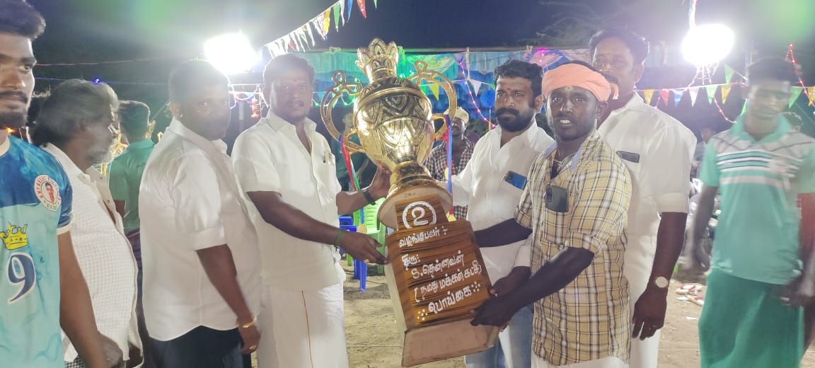 VmsAlagarTdk's tweet photo. நேற்று நடைபெற்ற மதுரை மாவட்டம் பொய்கைகாரைபட்டி கபாடி திருவிழாவில் நானும் மாவட்ட துணை செயலாளர் அக்னி மற்றும் இதர கட்சி பொருப்பாளர் கலந்துகொண்டு வீரர்களுக்கு வெற்றிகோப்பைகள் வழங்கி மகிழ்ந்தோம் 
#தமிழர்_தேசம்_கட்சி @KKSelvakumaroff @gurumanikks @AnbuPudhugai @SemMagi @SvgThiyaguOff https://t.co/i5gBSqoKVB