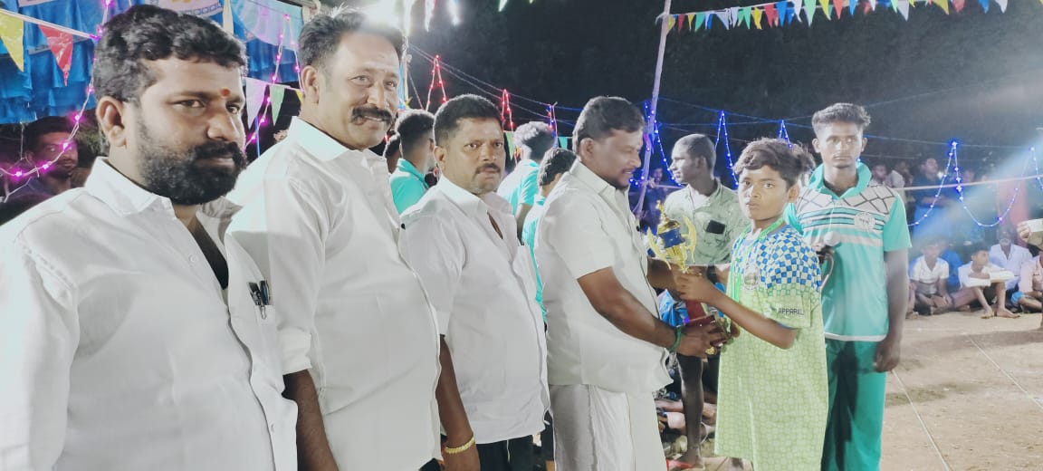 VmsAlagarTdk's tweet photo. நேற்று நடைபெற்ற மதுரை மாவட்டம் பொய்கைகாரைபட்டி கபாடி திருவிழாவில் நானும் மாவட்ட துணை செயலாளர் அக்னி மற்றும் இதர கட்சி பொருப்பாளர் கலந்துகொண்டு வீரர்களுக்கு வெற்றிகோப்பைகள் வழங்கி மகிழ்ந்தோம் 
#தமிழர்_தேசம்_கட்சி @KKSelvakumaroff @gurumanikks @AnbuPudhugai @SemMagi @SvgThiyaguOff https://t.co/i5gBSqoKVB