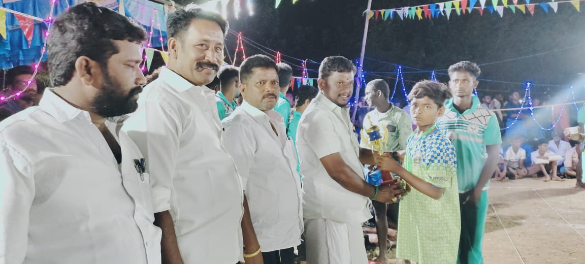 VmsAlagarTdk's tweet photo. நேற்று நடைபெற்ற மதுரை மாவட்டம் பொய்கைகாரைபட்டி கபாடி திருவிழாவில் நானும் மாவட்ட துணை செயலாளர் அக்னி மற்றும் இதர கட்சி பொருப்பாளர் கலந்துகொண்டு வீரர்களுக்கு வெற்றிகோப்பைகள் வழங்கி மகிழ்ந்தோம் 
#தமிழர்_தேசம்_கட்சி @KKSelvakumaroff @gurumanikks @AnbuPudhugai @SemMagi @SvgThiyaguOff https://t.co/i5gBSqoKVB