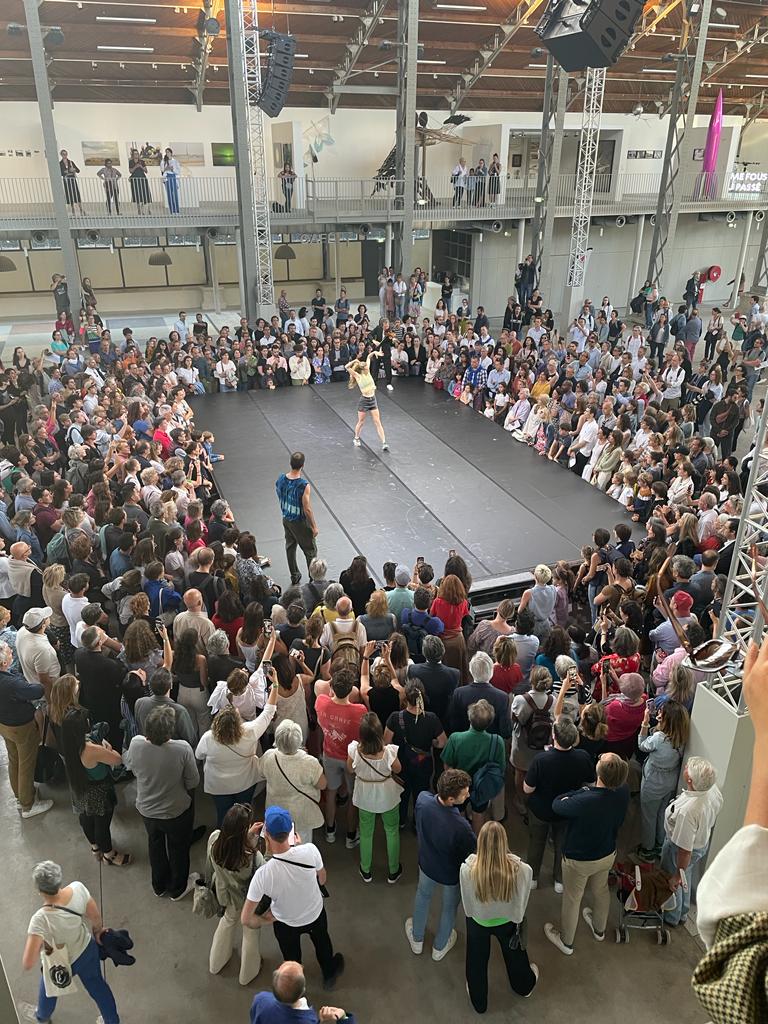 VilledeMeudon's tweet photo. 🤩 4000 spectateurs au Hangar Y pour la Nuit Blanche !
💃🕺 Le public a pu assister au spectacle de danse "Exaltations", de #ParisDanceProject, fondée par le chorégraphe @B_Millepied et la Meudonnaise @duHaysMascre. Un moment hors du temps qui a enchanté petits et grands. https://t.co/SyNMnzsPsa