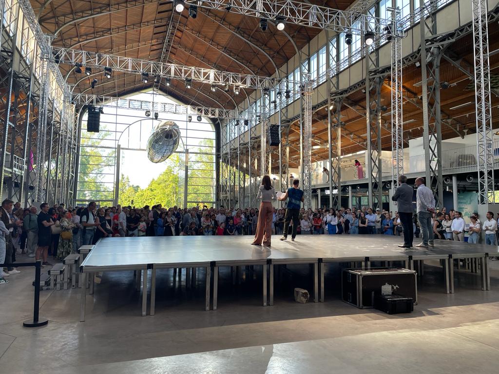 VilledeMeudon's tweet photo. 🤩 4000 spectateurs au Hangar Y pour la Nuit Blanche !
💃🕺 Le public a pu assister au spectacle de danse "Exaltations", de #ParisDanceProject, fondée par le chorégraphe @B_Millepied et la Meudonnaise @duHaysMascre. Un moment hors du temps qui a enchanté petits et grands. https://t.co/SyNMnzsPsa