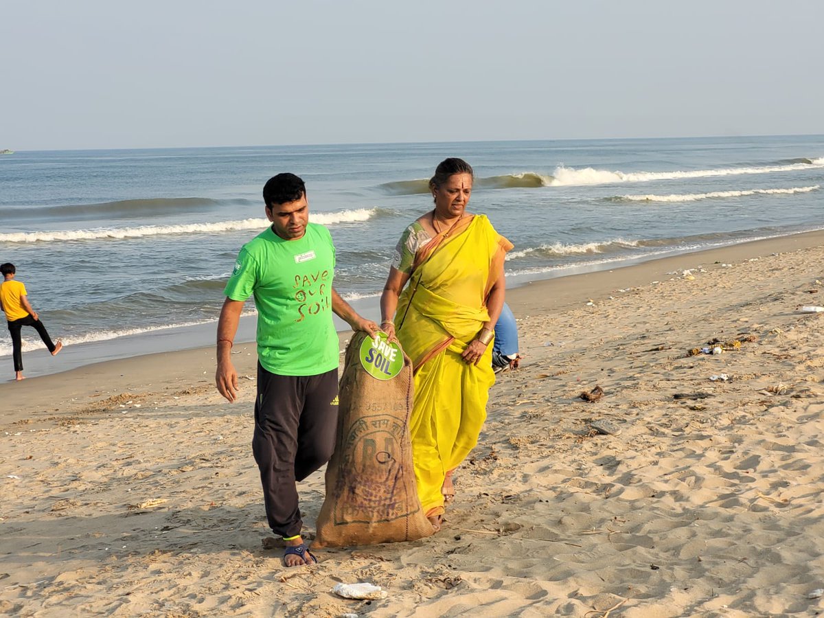 IshaTamil's tweet photo. Embracing the spirit of #WorldEnvironmentDay, Save Soil Volunteers gathered at Marina Beach, Chennai for an impactful cleanliness drive to #BeatPlasticPollution. Leading by example, the volunteers collected plastic waste to preserve the pristine marine environment. Let’s us know how did you express your love for the environment today? @cpsavesoil @UNEP