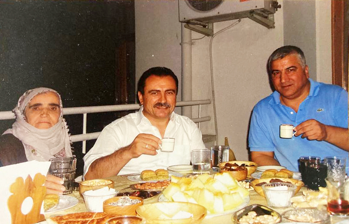 Yıl 2008.
Muhsin Yazıcıoğlu'nun son ramazan ayı ve son sahurlarından biri. Ankara’da benim evde. Saat 03:00. Bizlere karşı her zaman dostluk ve vefasını gösteren ikinci ağabeyim cennet mekan #MuhsinYazıcıoğlu ve ana dediği, annem Remziye Çatlı ile birlikte sahur yapıyoruz .