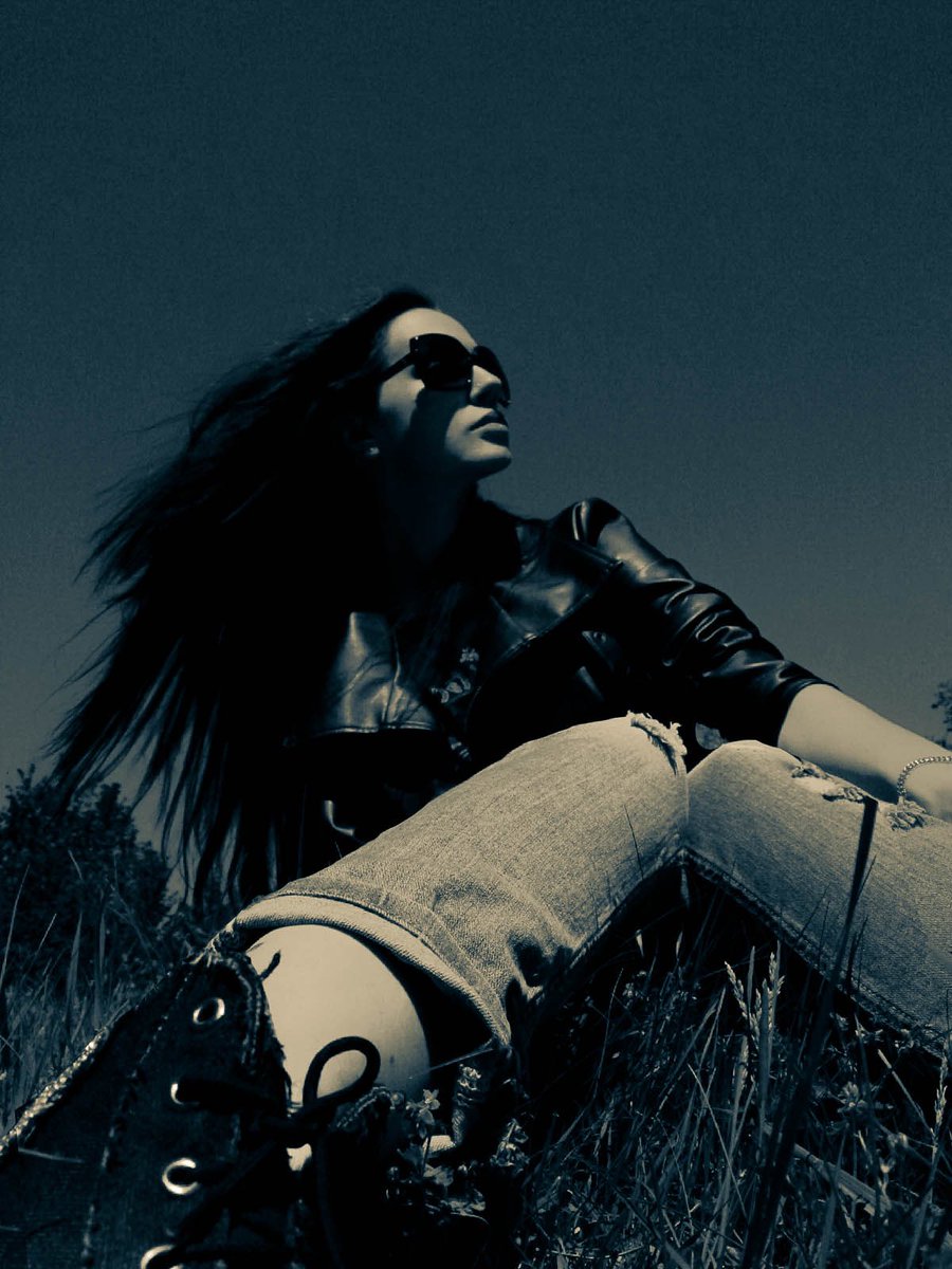 Good Monday friends 💙

#summer #vacation #photo #photooftheday #art #summertime #nature #rockgirl #artist #juliaart #music #altmodel #gothicgirl #darkart #metalband #photoshoot #girl #model #tattoo #blackandwhite #bnw #photography #sun #beauty