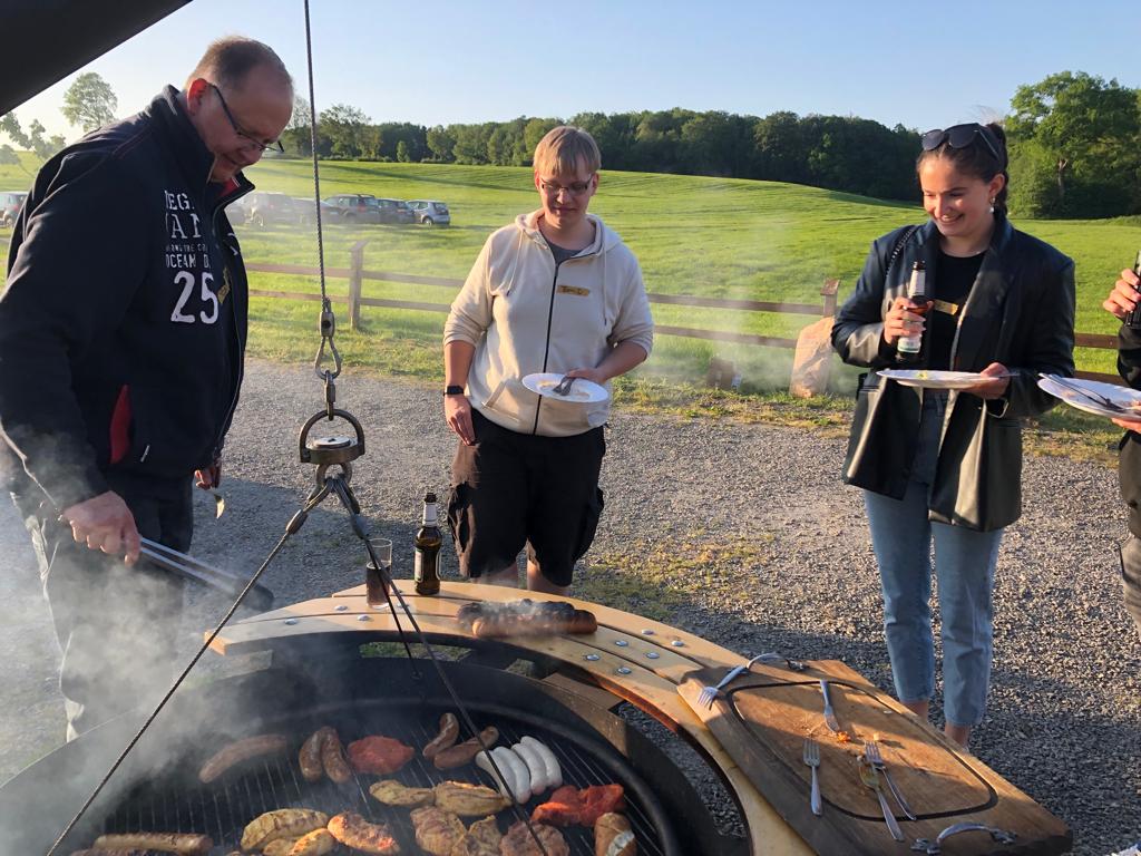 KlingelnbergG's tweet photo. Traditional Klingelnberg barbecue party to welcome the new apprentices: In beautiful summer weather, our new trainees had the opportunity to exchange ideas with the 2nd and 3rd year trainees in a relaxed atmosphere.
#Klingelnberg #trainees #training2023 https://t.co/xOfO8DJwzo