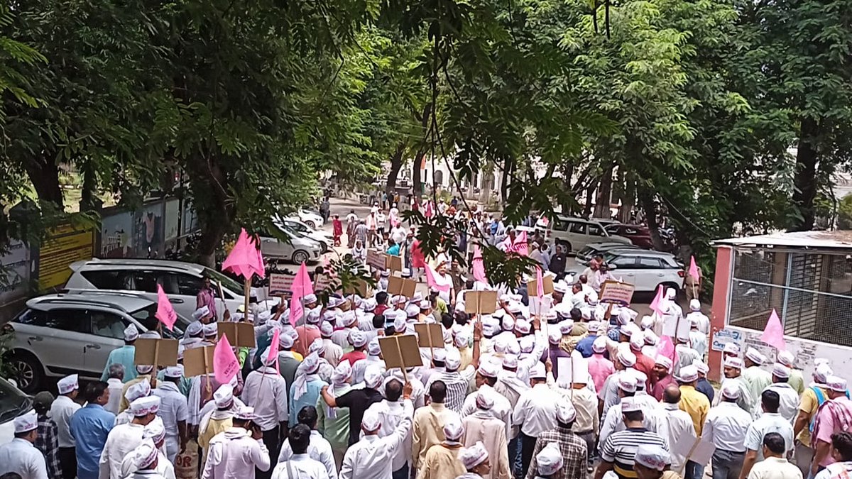 vijaykbandhu's tweet photo. बलिया में उमड़ा जनसैलाब उत्तर प्रदेश की एक झलक है आगाज का यह आलम है तो अंजाम क्या होगा।

#बलिया 

#NPSनिजीकरणभारतछोड़ोयात्रा 

#vijaykumarbandhu 
#अटेवा 
#NMOPS https://t.co/J5Qa03LDrm