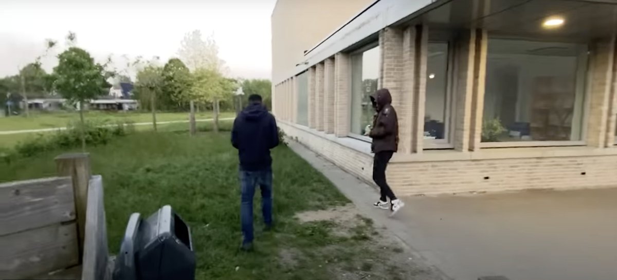 Verslaggever Arjan Hoefakker @Hoefakkervan <a href="/connect_rtv/">Connect</a> in Arnhem bekogeld met stenen tijdens het werk. Zelf is hij er opvallend nuchter over. <a href="/persveilig/">PersVeilig</a> dlvr.it/Sq9NKd