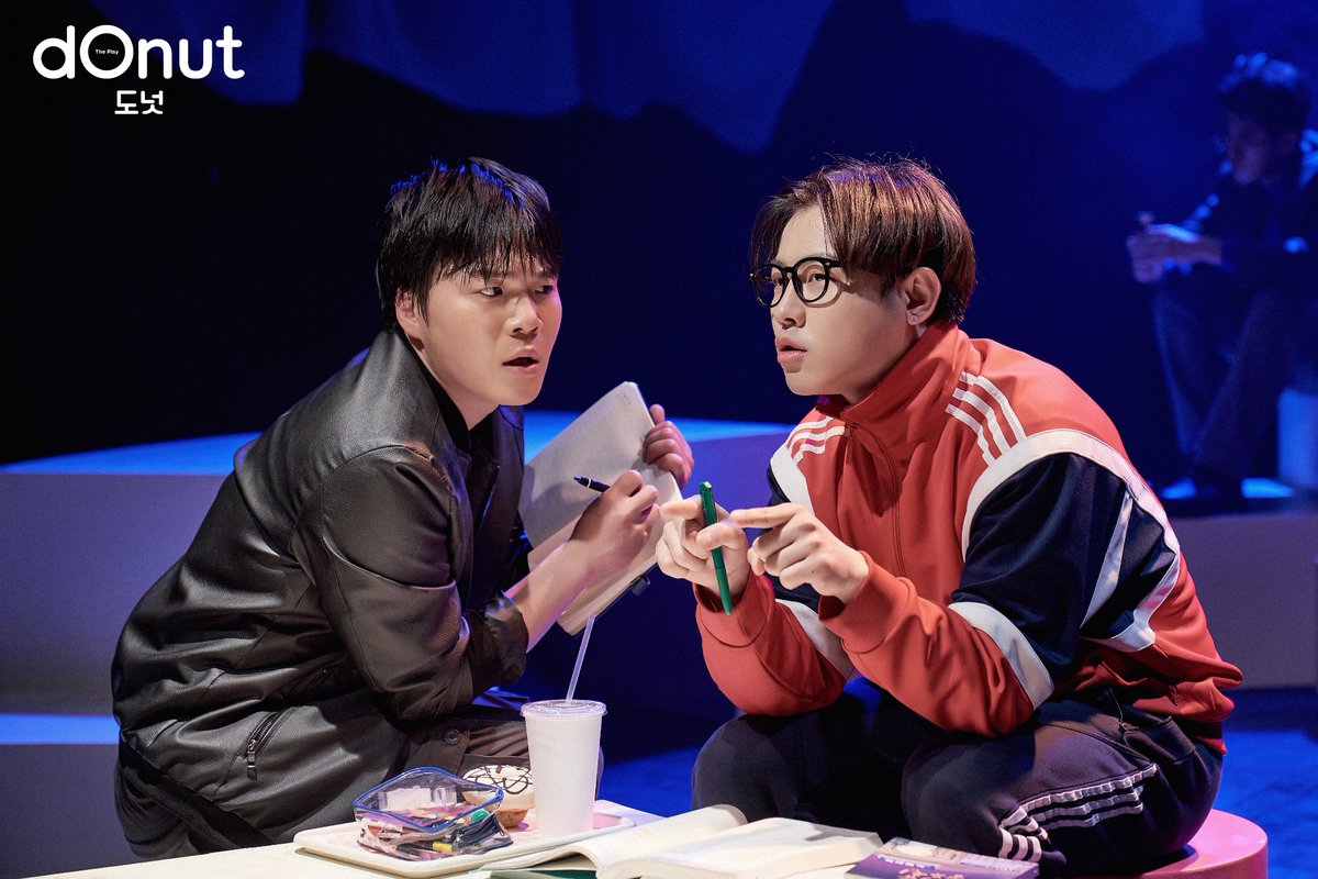 company_boy5's tweet image. [#도넛] 굿바이 공연사진 공개 2🍩

“채워지지 않으면 어때.”
-
연극 &amp;lt;도넛&amp;gt; 
2023. 05. 27. - 2023. 06. 04.
대학로 아트원씨어터 3관