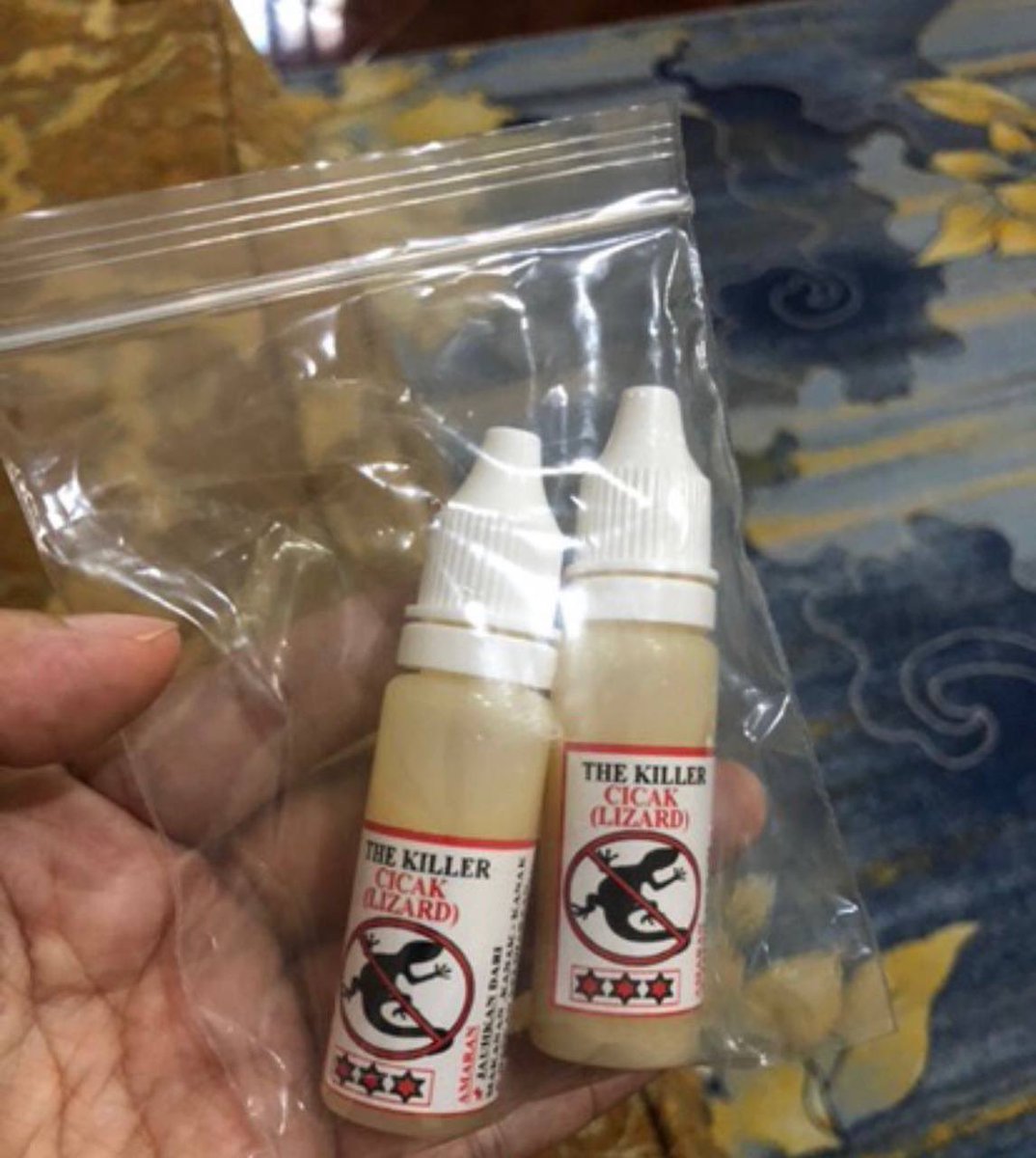 theiceraf's tweet photo. Terbaik la racun cicak ni. Baru tuang sekejap je dh 5 ekor cicak tumbang. Puas hati aku tgk cicak keraih atas lantai weih hahahahaha https://t.co/OVN1H3cR5C