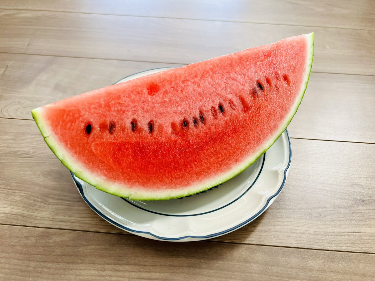 いつもは梅雨明けまで我慢していたのですが、今年は早めにスイカデビュー🍉🍉🍉😋

本当は丸ごと１個が良かったけど、
持てるのか⁉️ってくらい大きかったので断念。残念‼️

熊本県産です‼️ʕ•ᴥ•ʔ🐻
どうもありがとう‼️‼️*\(^o^)/*