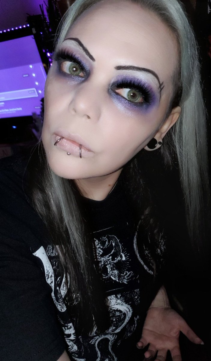 #motionlessmakeupmonday
These are fun. Everyone should do an iconic Chris makeup look and let out a big BLEGH 💜💜