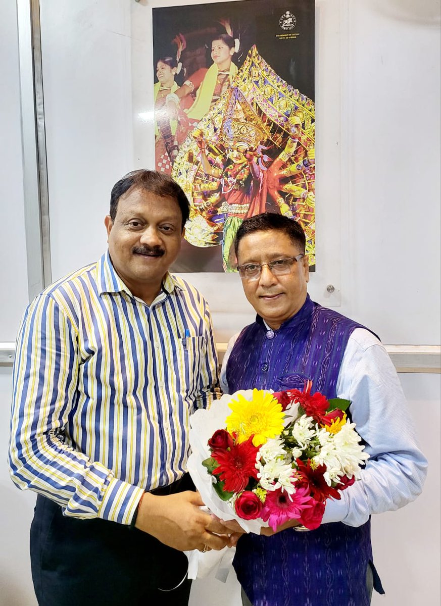 pkpani1's tweet image. @CMO_Odisha @MoSarkar5T @SecyChief @Culturedeptt @rohitpujaribjd @Amar4Odisha @SujeetKOfficial @sasmitpatra 
It&apos;s gr8 mtg the Dir Culture &amp;amp; Public Library Sri Dillip Routrai IAS to discuss on #OdishaPublicLibraryVision2024 on behalf of #OdishaLibraryNetwork,  #OSA. Assurd support