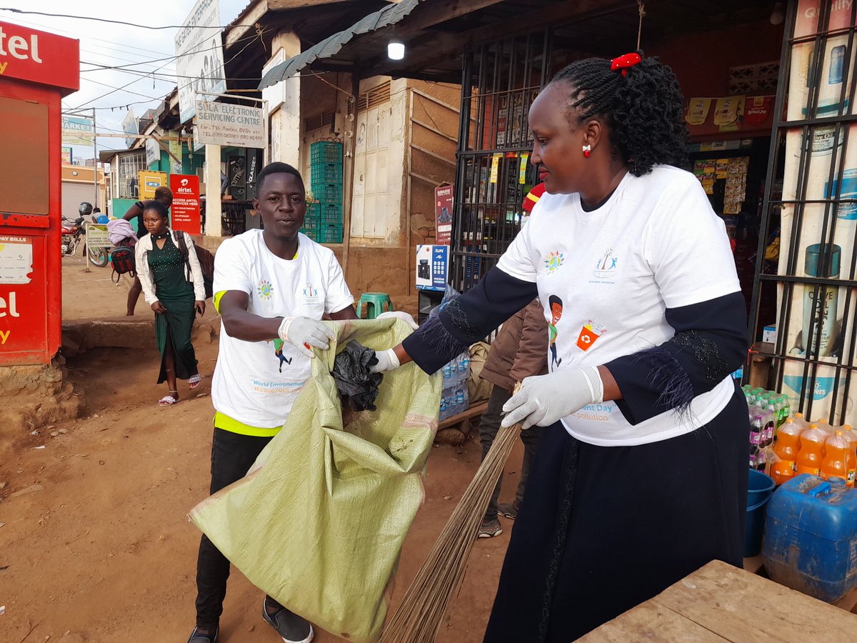 Earlier today @yes_global256 <a href="/GreenAmbassad14/">Green Ambassadors Club</a>, <a href="/YLEC_Youth/">YLEC Uganda</a> <a href="/Opportunity_UG/">Opportunity Bank Uganda Limited</a> and other partners held a community clean up exercise in Kasangati town council to commemorate the #WorldEnvironmentDay_2023 day.
#BeatPlasticPollution