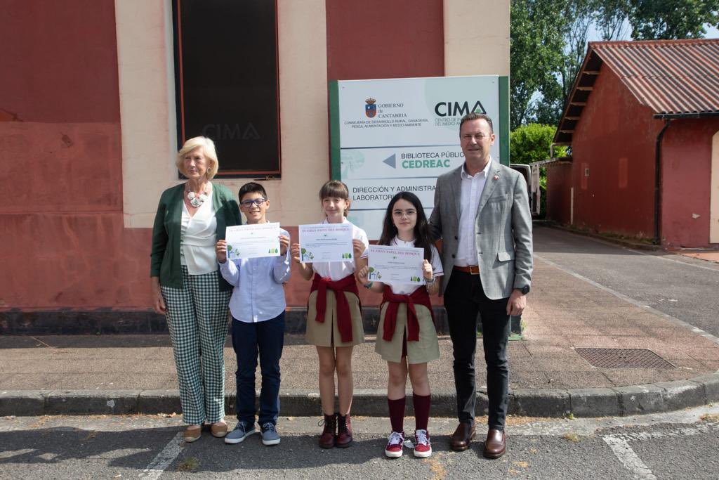 GuillermOngayo's tweet photo. ✅ Celebramos el #DíaMundialDelMedioAmbiente entregando los premios a los escolares ganadores del concurso de #microrrelatos de educación ambiental #Edufores
👏 Lucía, Sofía, y Julio A. y a sus profesores ¡Enhorabuena! https://t.co/NBdeHlOXRY
