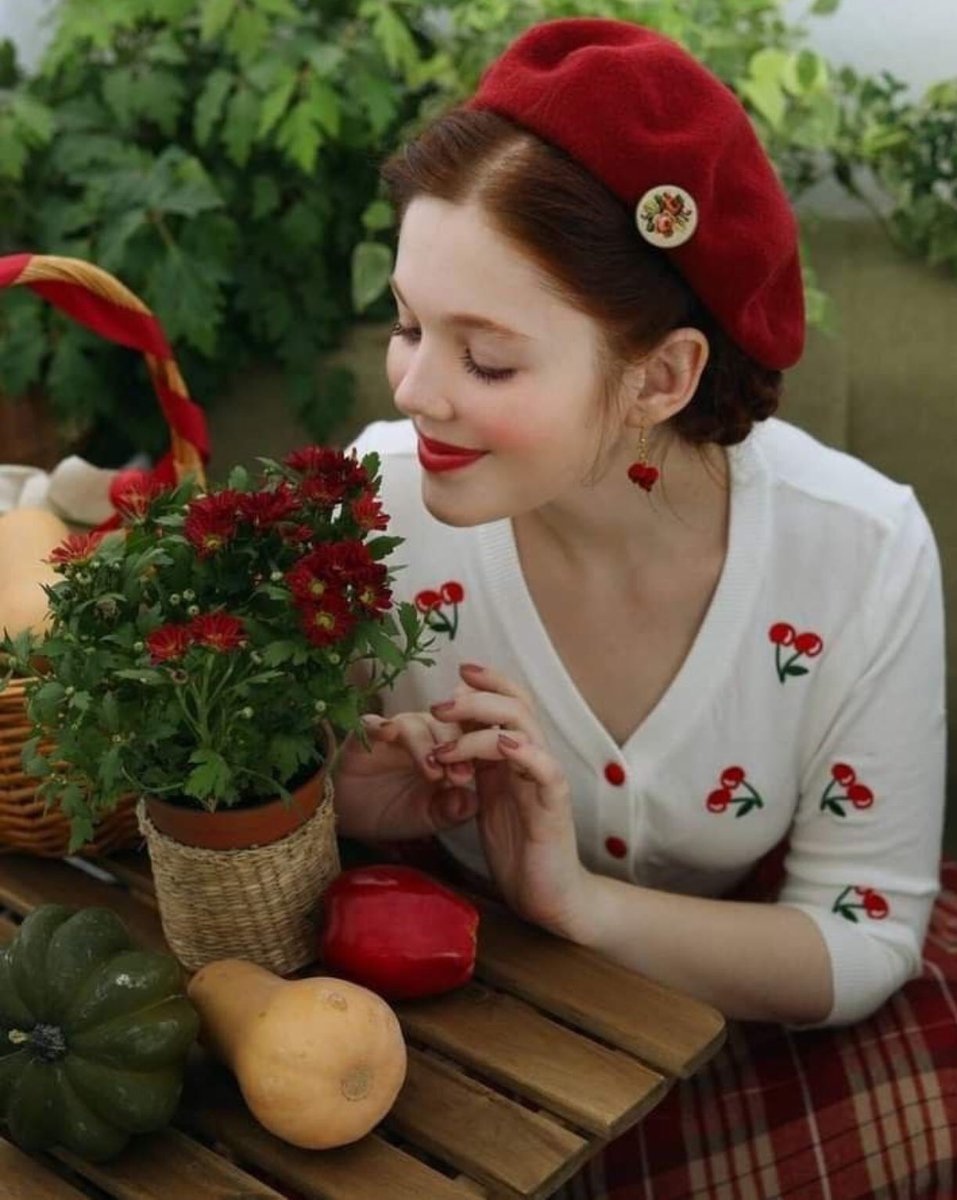 أحياناً تُدهشني هشاشتي كيف يمكن لكلمة أن تجعلني حزيناً و أخرى تخلق لي أجنحة