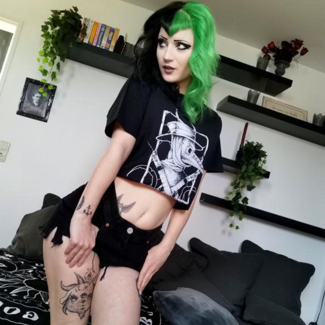 EASURE_NET's tweet image. _lilith.shadow_ in our PLAGUE DOCTOR shirt 🔥
This shirt became a classic to have and she made it look so good.
Thank you so much 🖤
It is available from S to XXL and as a girlie version from S to XL at easure.net 😊

#lucifer #satan #blackmetal #altmodel #metal