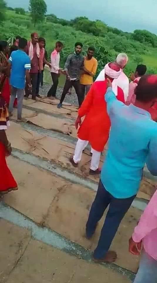 SB_Santosh_'s tweet photo. बाबासाहेबांची जयंती साजरी केली म्हणून जातिवाद्यांनी अक्षय भालेराव या क्रांतिकारक तरुणाचा खून केला अशा पद्धतीचा प्रचार करून  सहानुभूती  मिळवून आरोपींना टार्गेट न करता त्यांच्या पूर्ण समाजाला क्रूर ठरवण्याचा  , छत्रपती बद्दल गरळ ओकण्याचा प्रकार गेले ४ दिवस सुरू होता. https://t.co/pSXn1FtTt7