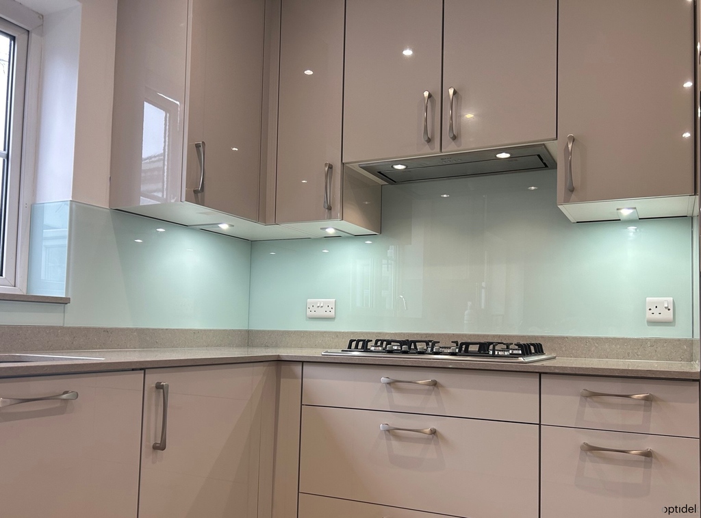 Mint White 💚 Installed on behalf of Chipping Sodbury Kitchens our glass provides a subtle injection of colour. All of our backpainted glass colours are toughened and suitable for use behind a heat source. bit.ly/3GCihys #glasssplashbacks #wallcladding #kitchensplashback