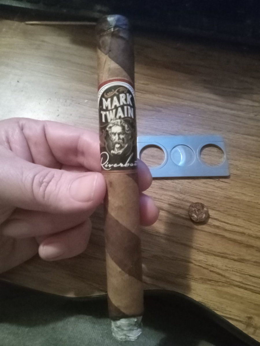 mobarbq's tweet photo. Mark Twain Riverboat Churchill. #cigars #nicaraguanpuro🇳🇮 #TACASA 
#doscapas #cigaricon
#igotoheavenfortheclimateigotohellforthecompany 
#barberpolecigars💈 #0dark30 https://t.co/lQuz6sVFXP