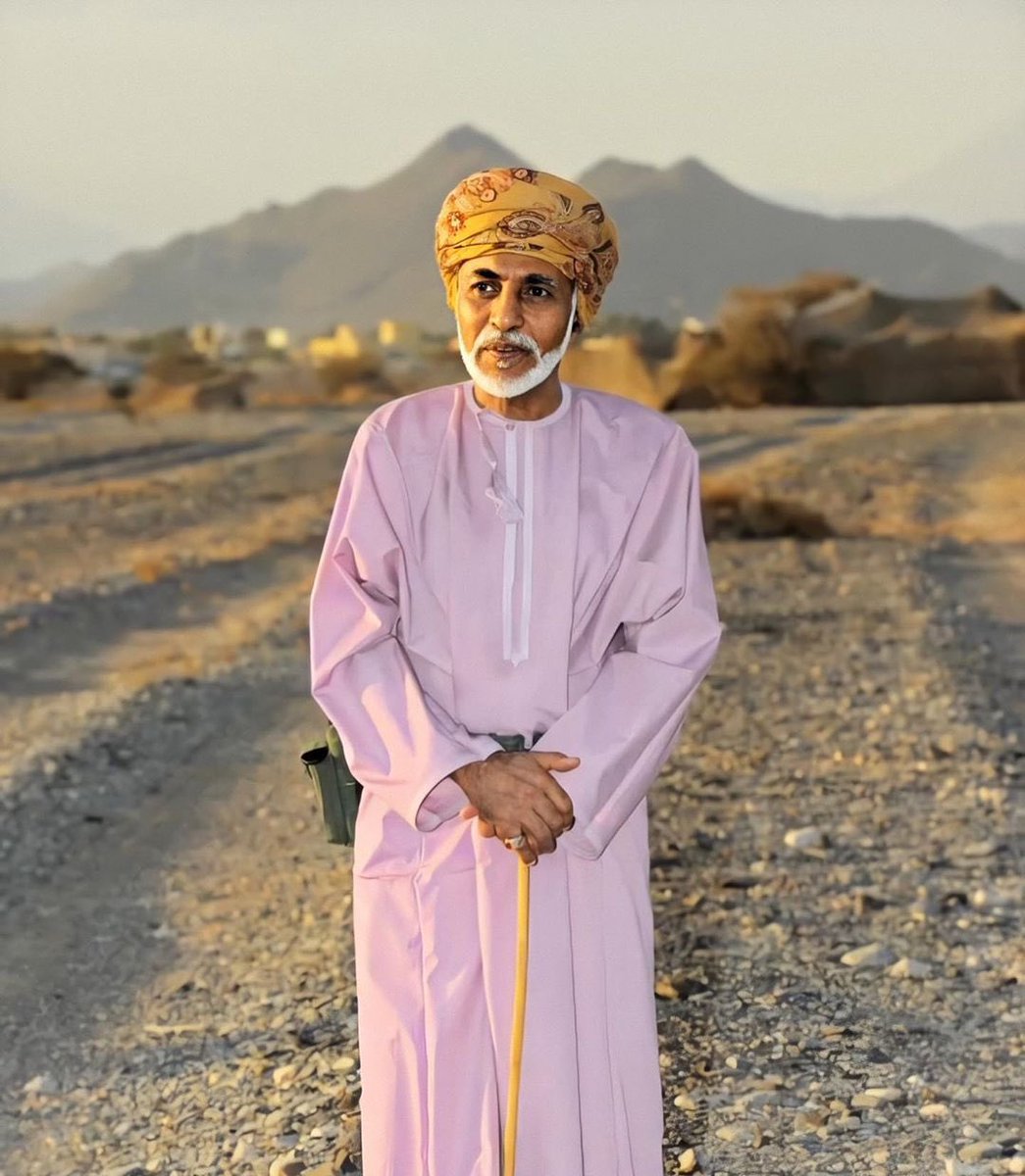 "سلامٌ فوق قبرك
يا مولاي 
لا يهِنُ

وجنات وفردوسٌ
لروحك أيها
الفطنُ ".