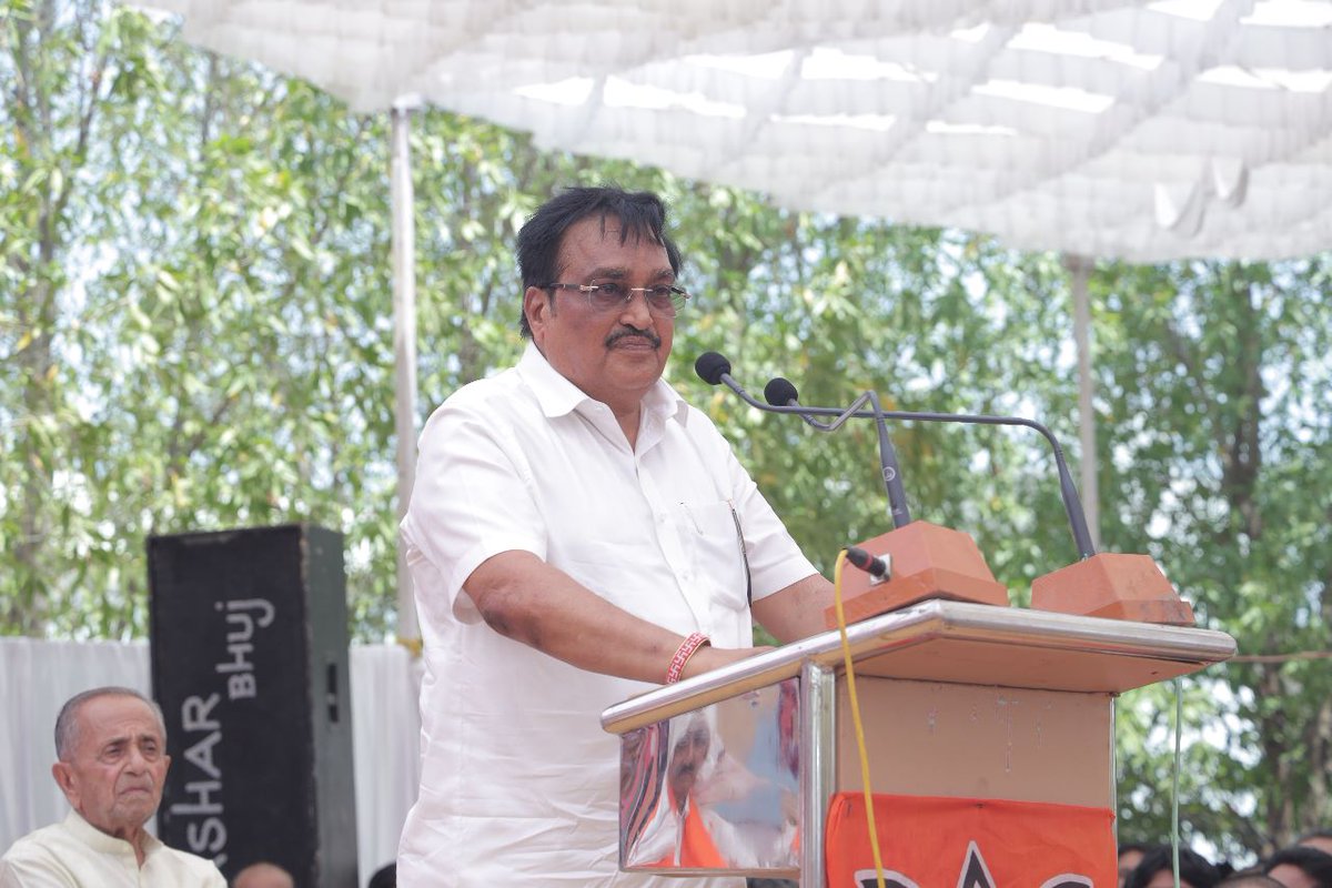 BJP4Gujarat's tweet photo. કચ્છડો ખેલે ખલક મેં, જીં મહાસાગર મેં મચ્છ;
જિત હિકડો કચ્છી વસે, ઉતે ડિયાણી કચ્છ.

આજે ભુજ ખાતે પ્રદેશ અધ્યક્ષ શ્રી @CRPaatil ના શુભહસ્તે કચ્છ જિલ્લા ભાજપ કાર્યાલયનું ઉદ્ઘાટન તેમજ ભુજના ધારાસભ્ય શ્રી કેશુભાઈ પટેલના જનસેવા કાર્યાલયનું ઉદ્ઘાટન સંપન્ન થયું. https://t.co/64xsMSFtbW