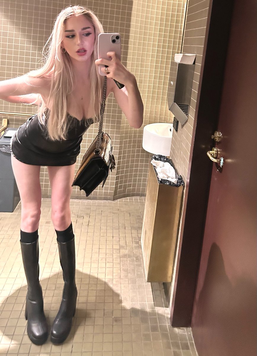 poisonedkitten's tweet photo. Weird pose girly 🪰 https://t.co/tTSbD64eTg