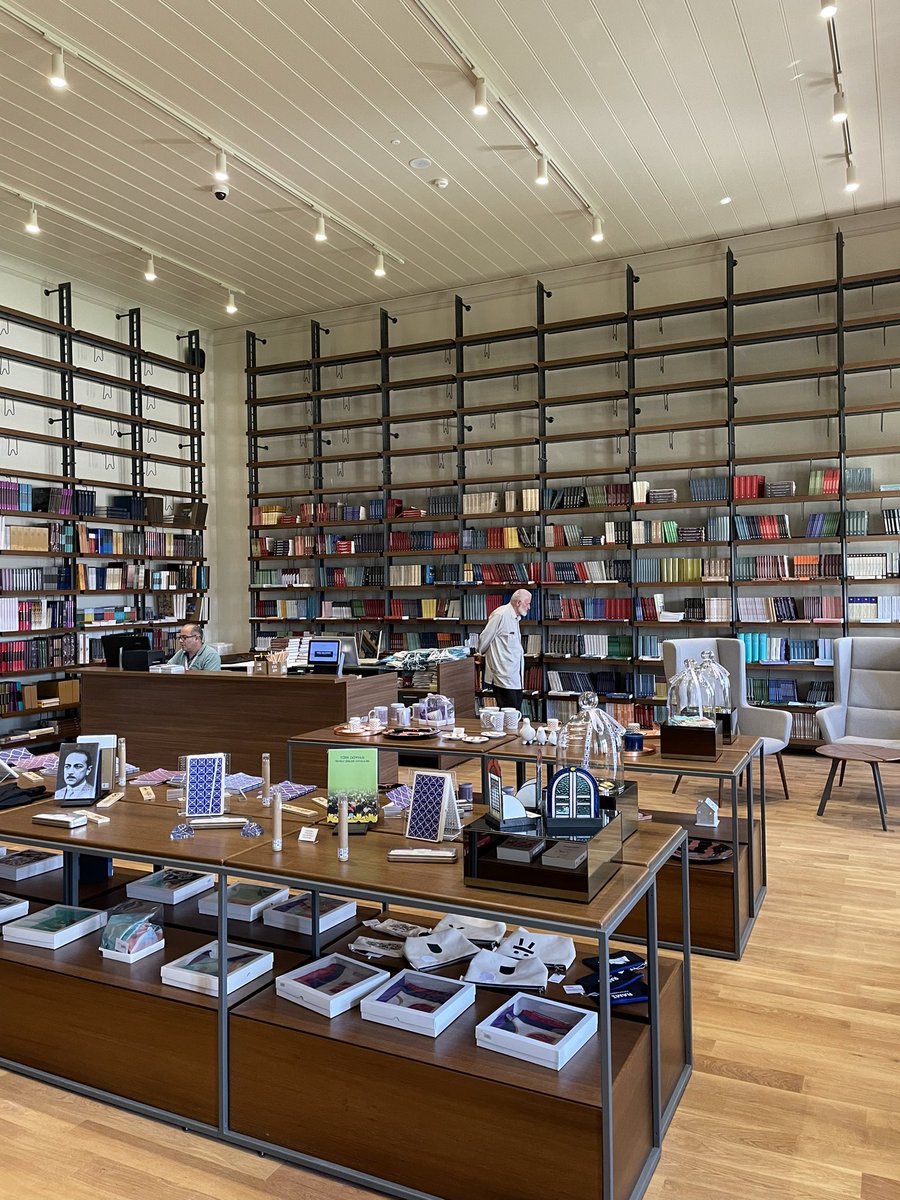 Rami Kütüphanesi’nin inanılmaz bir kitap satış ofisi var. TTK, TDK, YEK, YTB, TİKA, Kültür ve Turizm Bakanlığı ve daha nice kurumun kitaplarına bir arada ve uyguna erişme fırsatı buluyorsunuz.