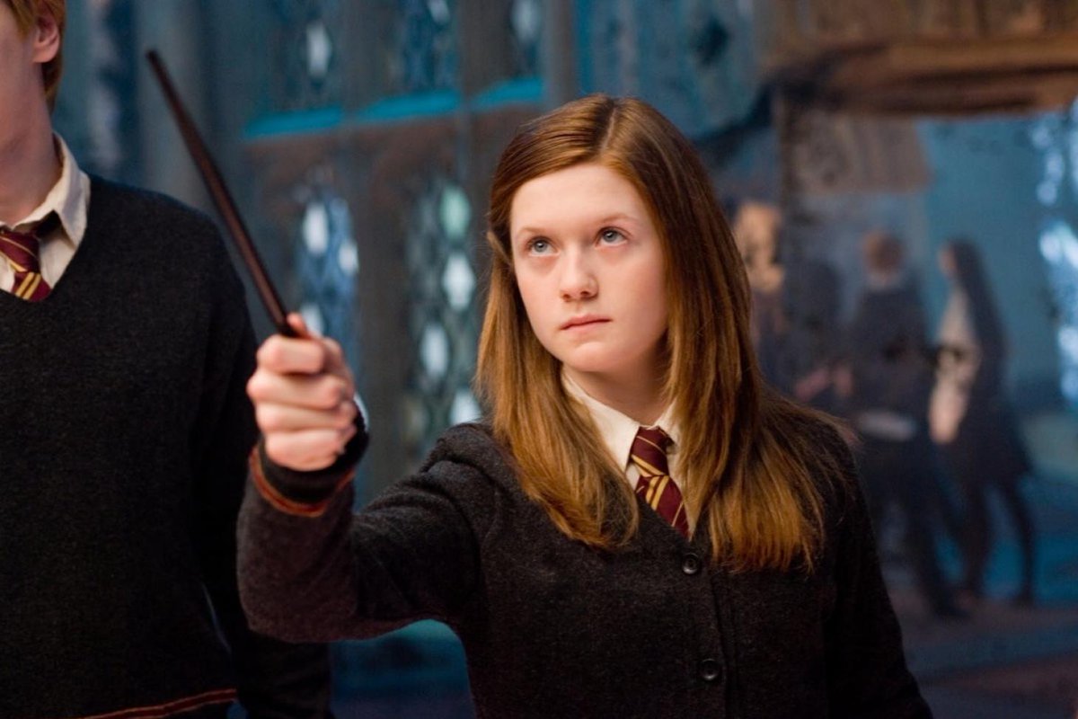 « L'avantage d'avoir grandi avec Fred et George, c'est qu'on finit par penser que tout est possible quand on a suffisamment de culot. »
- Ginny Weasley | 5x29

👉harrypotter.fandom.com/fr/wiki/Ginny_…