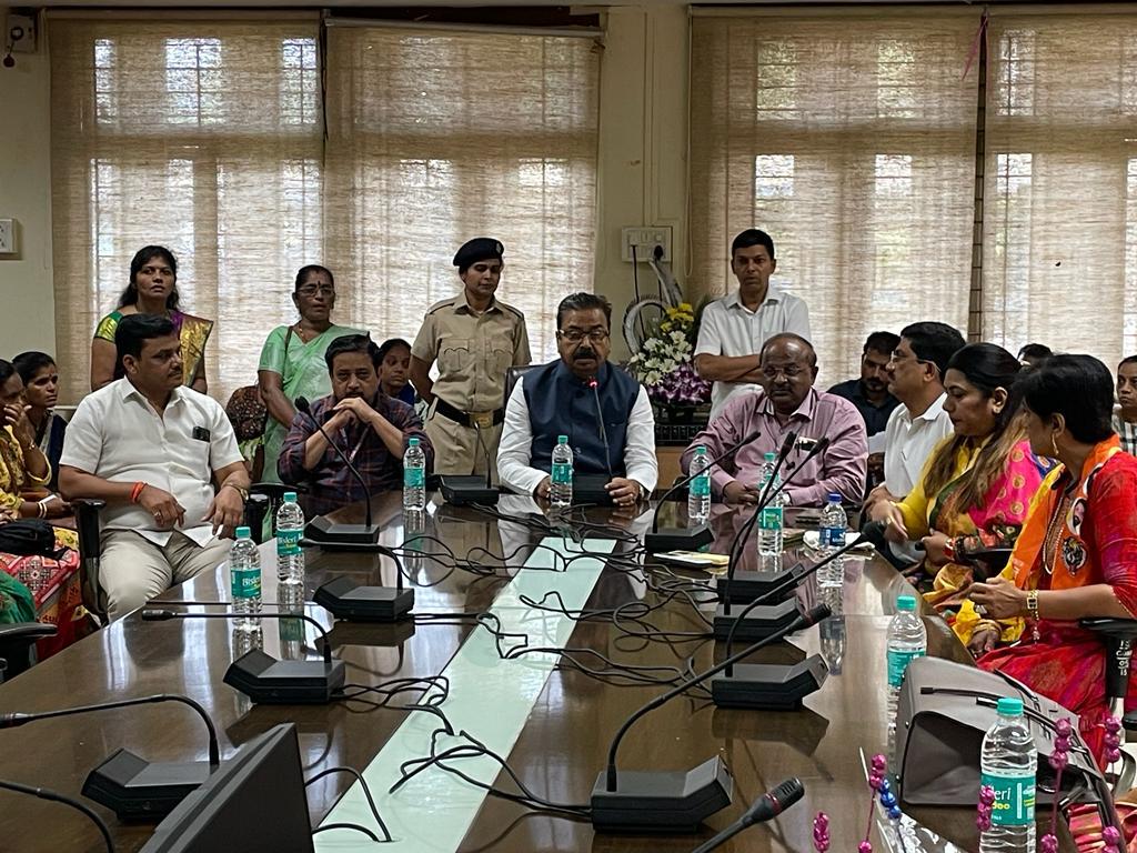 GajananKirtikar's tweet photo. मुख्यमंत्री एकनाथजी शिंदे यांच्या संकल्पनेतून बृहन्मुंबई महानगरपालिका महिला व बालकल्याण योजनेतून महिलांच्या स्वयंरोजगारासाठी अर्थसहाय्य केले जाते.  दिंडोशी व गोरेगाव विधानसभा मधील या योजनेच्या महिला लाभार्थ्यांना आज घरघंटी चे वाटप करण्यात आले. https://t.co/pOHCCBGgHZ