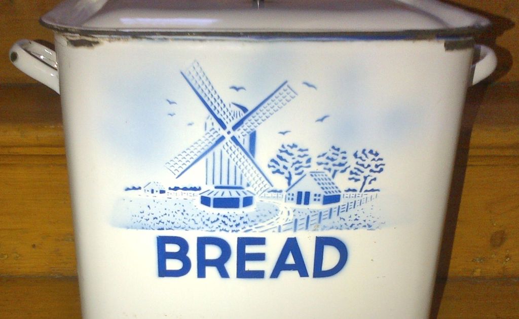 Days of old with a flour mill portrayed on a #vintage enamel bread bin. bit.ly/1SJ570n

#Kitchenalia #VintageHome