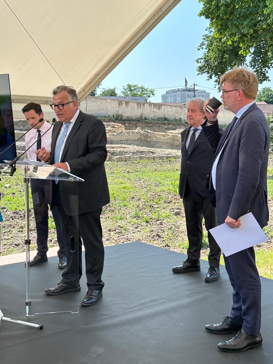 UGVCognac's tweet photo. Belle journée pour la filière #cognac, qui investit pour l'avenir ! Pose de la 1ere pierre de son #nouveausiege. #BNIC #UGVC #SMC https://t.co/ItLOkKO3HA