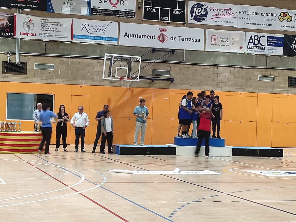 🔵 El cadet escolar portat per l’entrenador Jofre, va recollir aquest cap de setman el segon premi de la lliga escolar🏆. 
Enorhabona 👏🏻.

#bàsquet #cebsantjordi #cadet #escolar
