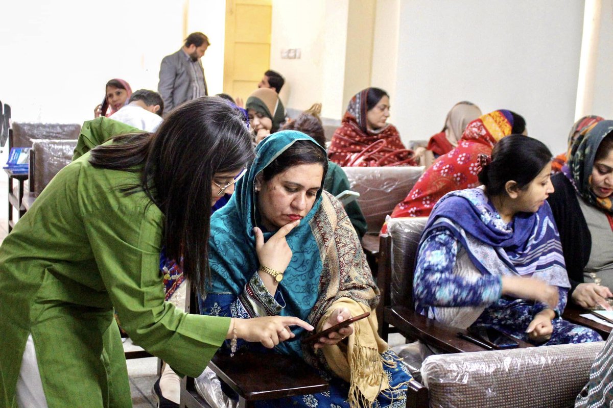 VBuildingFuture's tweet photo. VBF launched 'Beyond the Classroom' initiative to empower teachers through digital media. With cutting-edge tools and social media skills, we've equipped 50 teachers to thrive in the digital arena. #DigitalTransformation #GoogleWorkspace #DigitalSkills #TeacherTraining #VBF https://t.co/cpUqipxJ3p