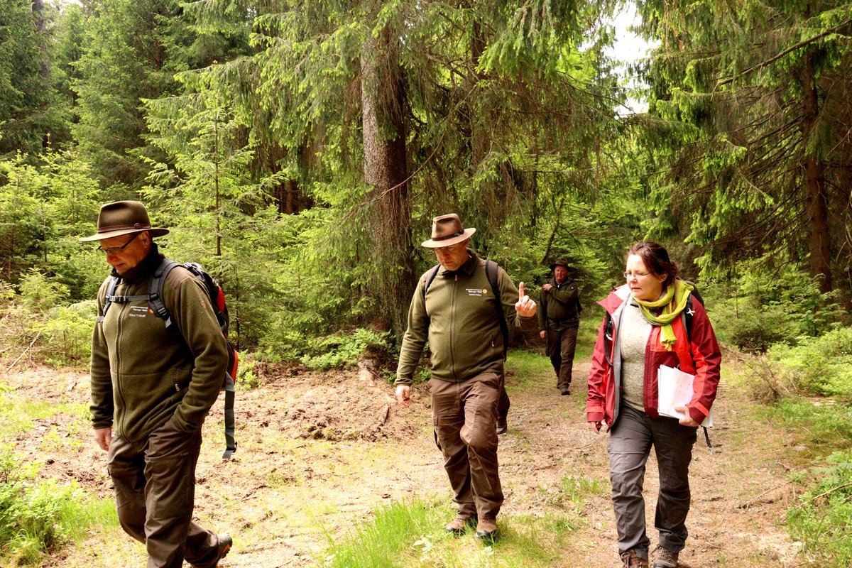 Unterwegs mit den Rangern d. UNESCO-Biosphärenreservats #ThüringerWald, um uns über das #Naturschutzgroßprojekt #BächeMooreBergwiesen auszutauschen. Es war auch für uns sehr interessant. Die Verwaltung d. BR ist wichtiger Partner des Vorhabens. Danke für die gute Zusammenarbeit!