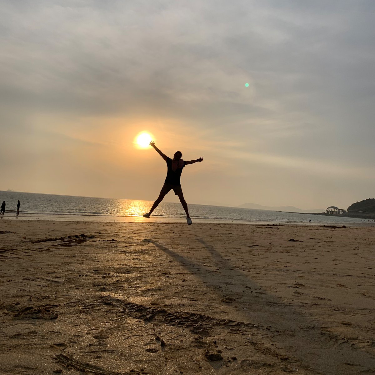 flamingo_mango's tweet photo. 노을이 멋져서 점프해 봤지 https://t.co/eDWsXHYi7J