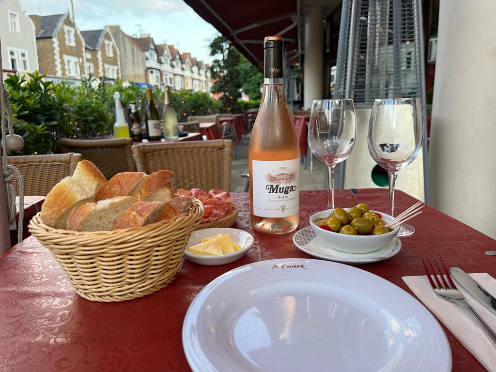 Fancy joining us for lunch this week? 😃

Enjoy delicious food & a lovely bottle of wine, all in a gorgeous setting❤️

Sound like a plan? 

BOOK HERE: vmne.ws/2WfV8rw

#lunchdate #tapasbar #waltononthames