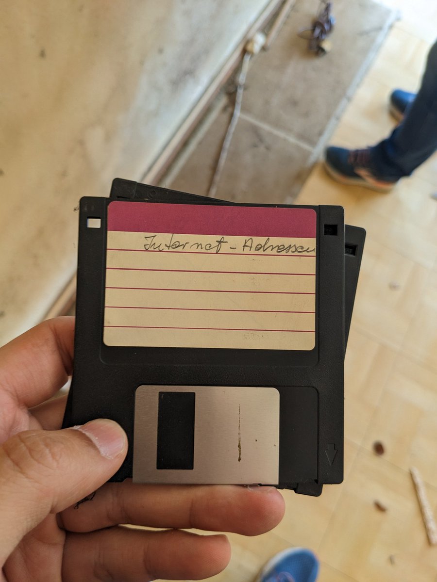 Welche Internetadressen hat mein Opa hier wohl auf der Diskette gespeichert?🤣