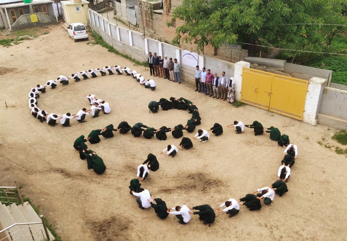 DIETBudgam's tweet photo. Under the G20_Janbhagidari, Students of Government Boys Hr.Secondary School Chirarishareef Budgam Jammu and Kashmir organising attention attracting activities towards importance of G20,NIPUN Bharat and NEP-20.
#MOEforFLN
#NCERT
#SCERTJK
#JKSamagra https://t.co/GbnnCzc9la